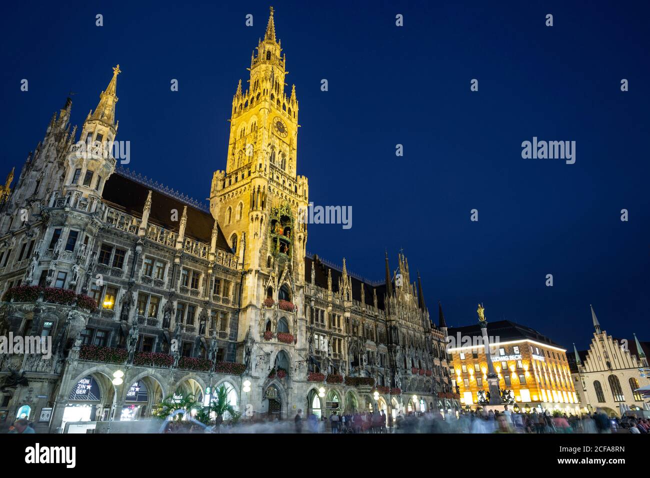 New Town Hall (featuring clock tower and Glockenspiel) and crowd, Marienplatz, Munich, Germany Stock Photo
