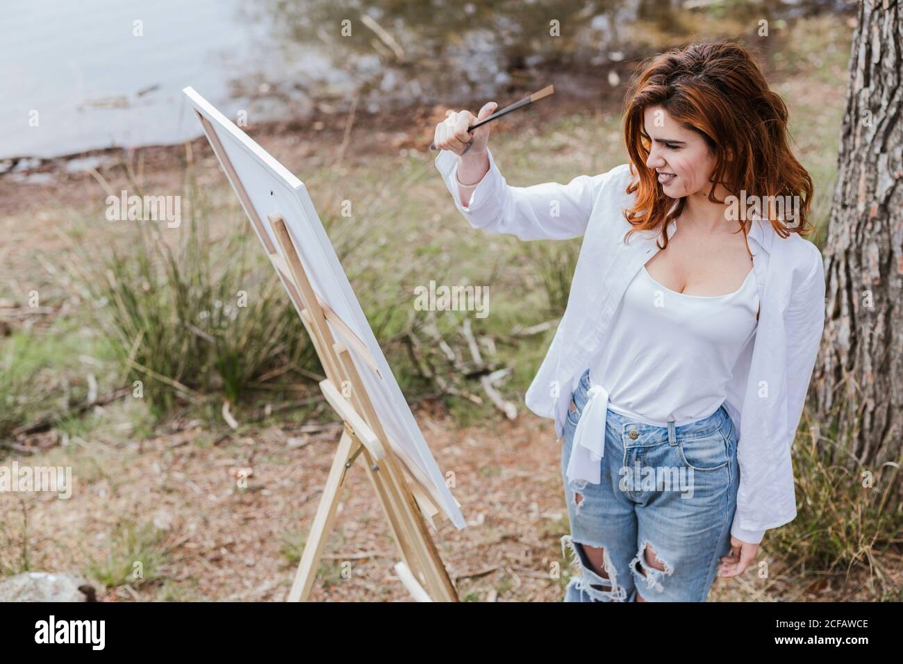 Side view young woman painting hi-res stock photography and images - Alamy