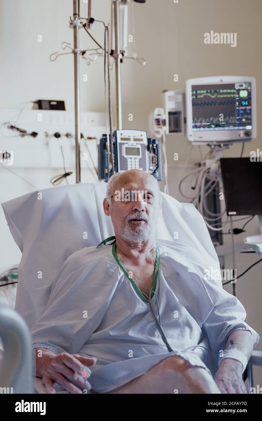 Man alone bed hospital senior hi-res stock photography and images - Alamy