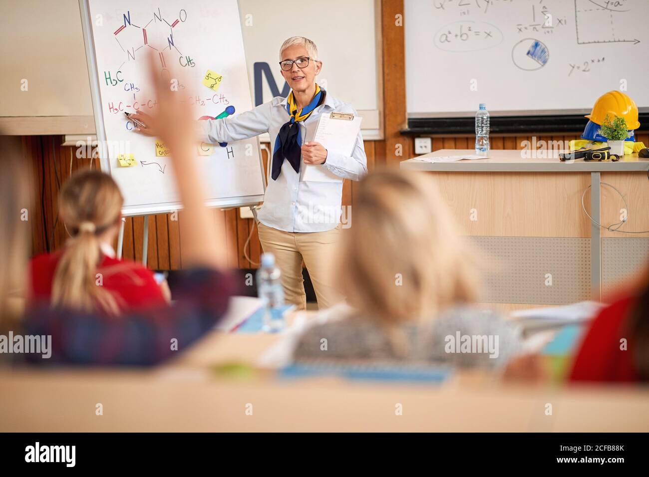 Chemistry teacher in classroom teaching pupils Stock Photo