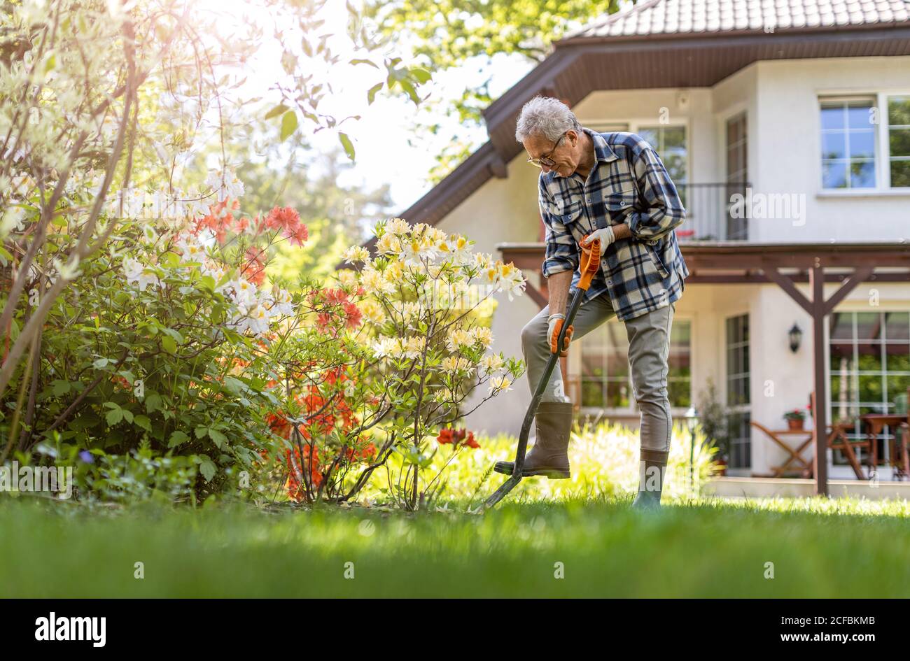 Old man gardening hi-res stock photography and images - Alamy