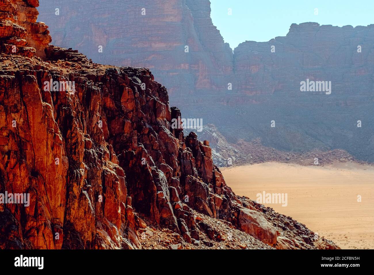 Sandstone mountains overlooking the desert of Wadi Rum, Jordan Stock Photo