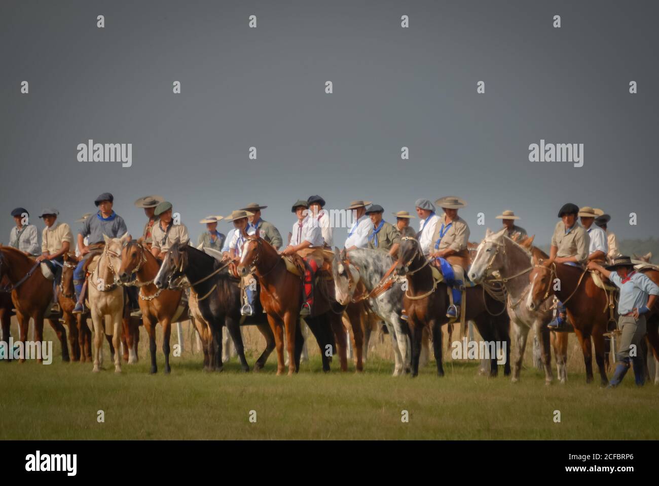 Gauchos Argentinos en una formacion en un evento cultural tradicional Stock Photo