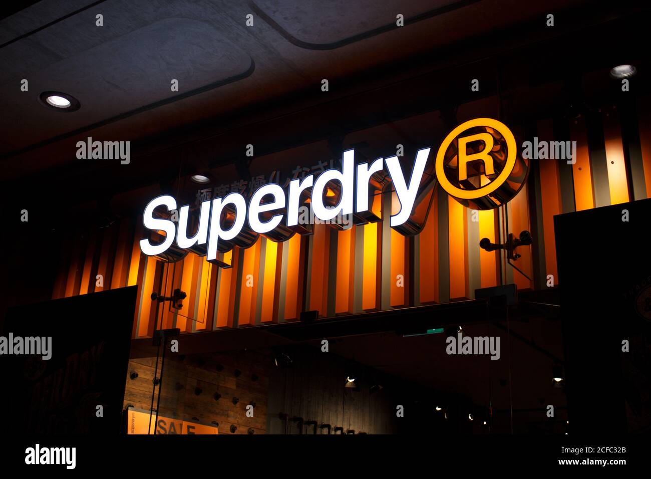 A Roupa De Forma De Superdry E a Loja Dos Acessórios, a Imagem Mostram O  Shopfront Em George Street, Sydney Downtown Na Noite Imagem de Stock  Editorial - Imagem de forma, estilo