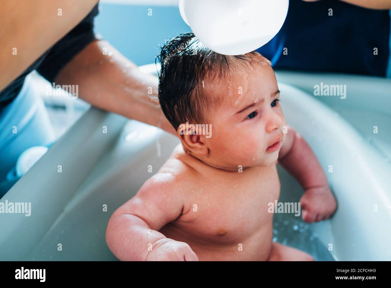 сон мыть сына. купание папой. дети моются в ванной. сон мыть сына. отец купает ребенка.