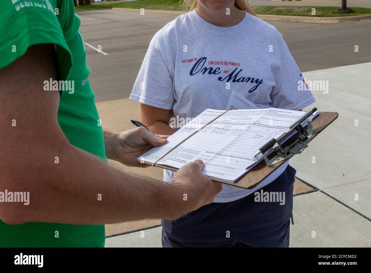 Clinton Township, Michigan, USA. 4th Sep, 2020. People in Michigan's Macomb County sign petitions aiming to repeal the emergency power act that Governor Gretchen Whitmer has used to close businesses and require mask wearing during the coronavirus pandemic. The 'Unlock Michigan' campaign is backed by prominent Republican leaders. Credit: Jim West/Alamy Live News Stock Photo