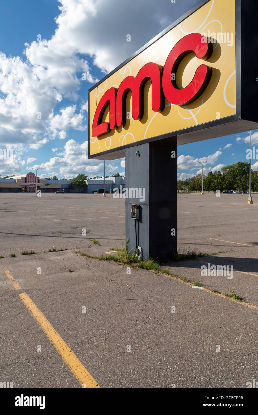 Clinton Township, Michigan, USA. 4th Sep, 2020. The parking lot is empty in front of the AMC Star Gratiot 15 movie theaters, closed under State of Emergency orders from Michigan Governor Gretchen Whitmer during the coronavirus pandemic. Credit: Jim West/Alamy Live News Stock Photo