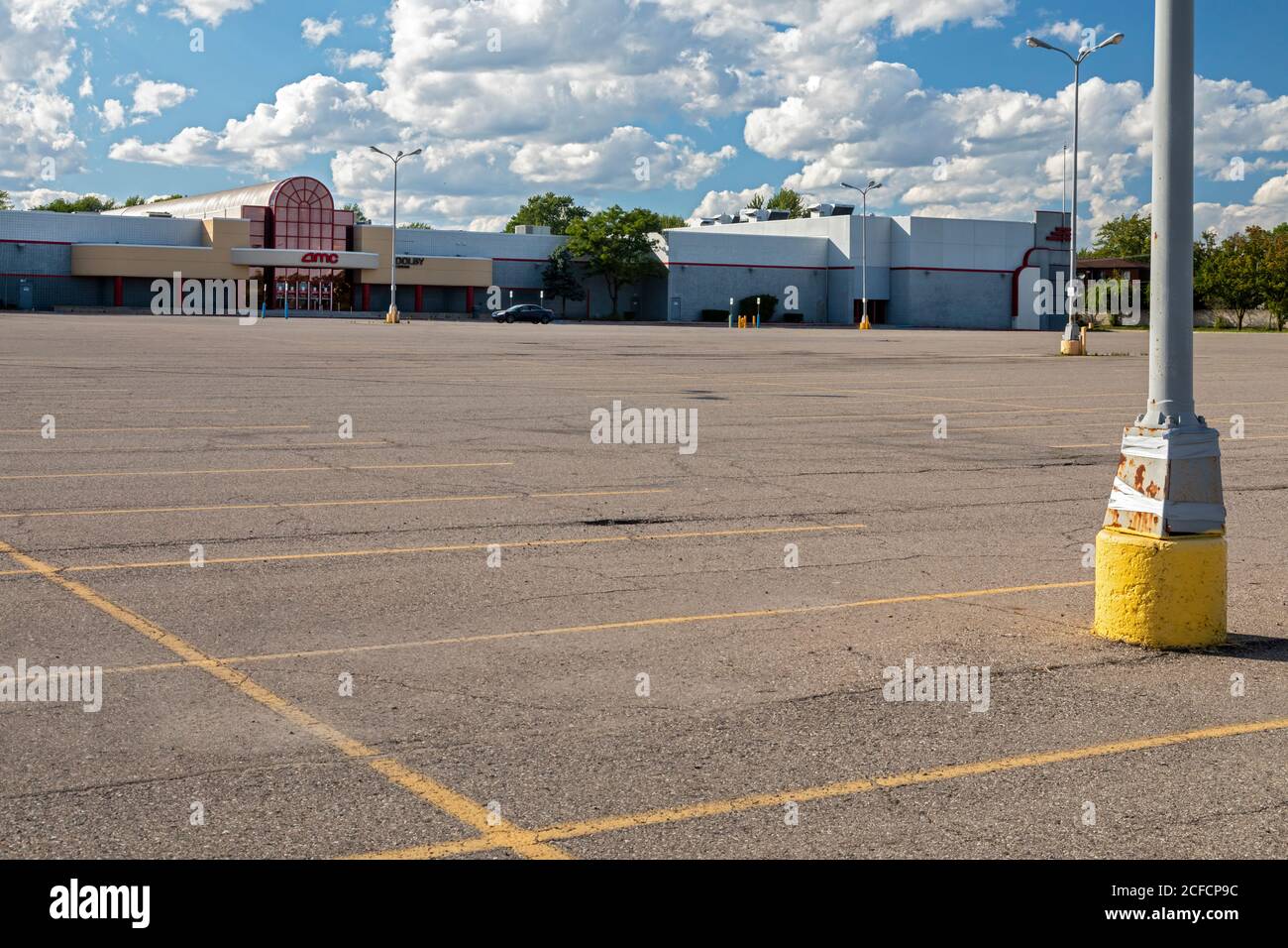Clinton Township, Michigan, USA. 4th Sep, 2020. The parking lot is empty in front of the AMC Star Gratiot 15 movie theaters, closed under State of Emergency orders from Michigan Governor Gretchen Whitmer during the coronavirus pandemic. Credit: Jim West/Alamy Live News Stock Photo