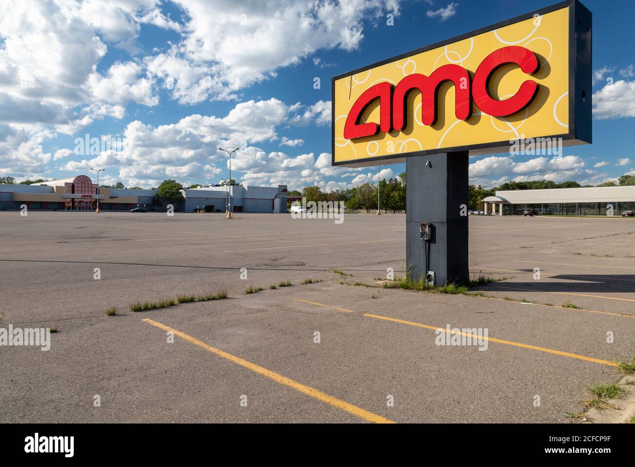 Clinton Township, Michigan, USA. 4th Sep, 2020. The parking lot is empty in front of the AMC Star Gratiot 15 movie theaters, closed under State of Emergency orders from Michigan Governor Gretchen Whitmer during the coronavirus pandemic. Credit: Jim West/Alamy Live News Stock Photo