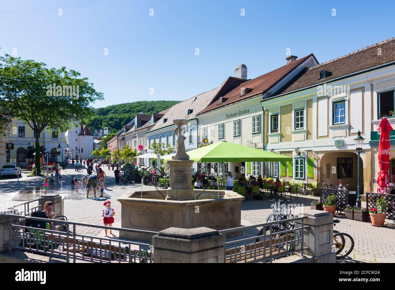Purkersdorf, main square Hauptplatz, church Purkersdorf, restaurant, fountain in Wienerwald, Vienna Woods, Niederösterreich / Lower Austria, Austria Stock Photo