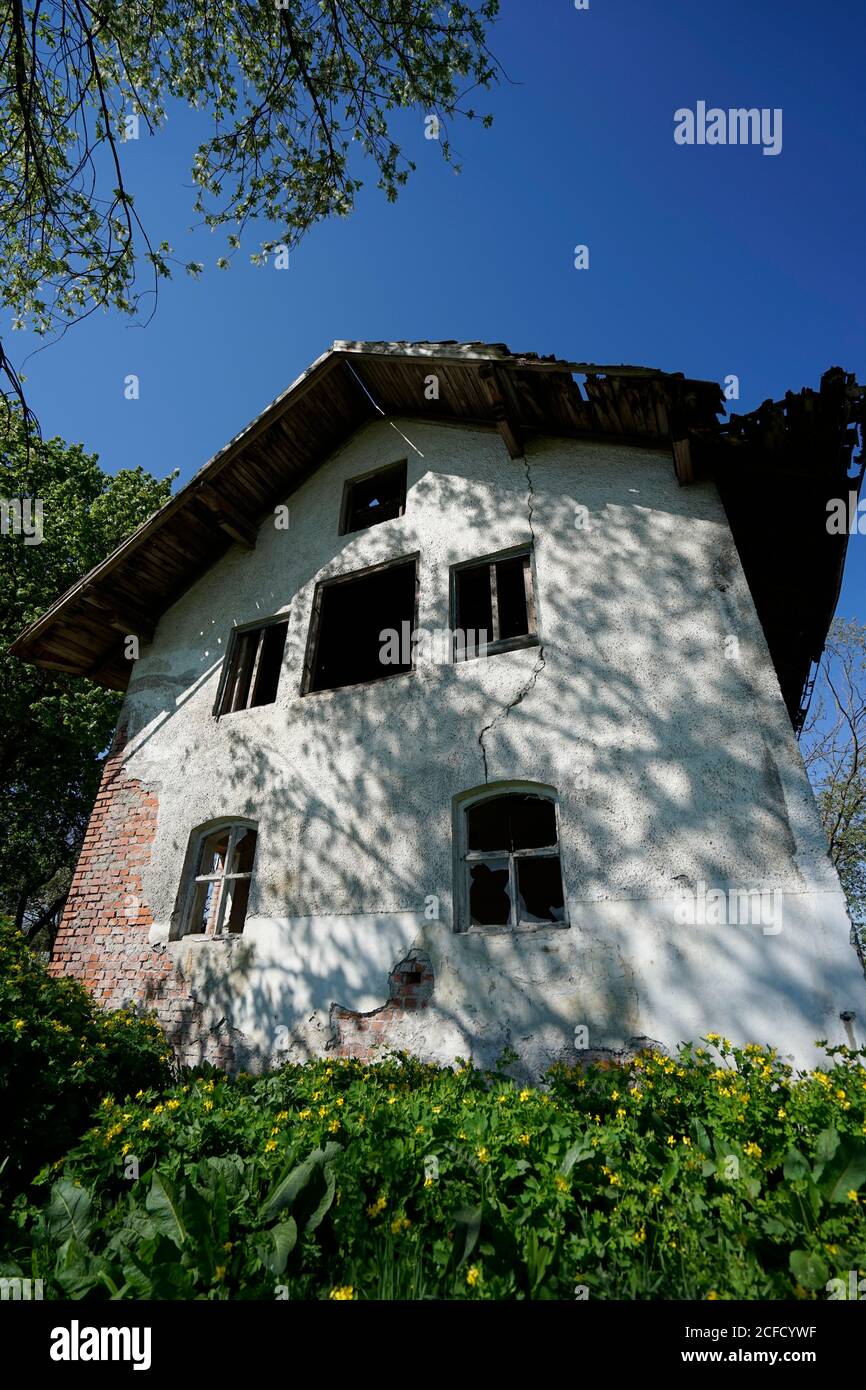 Germany, Bavaria, Upper Bavaria, Altötting district, old vacant country house, dilapidated, ready for demolition Stock Photo