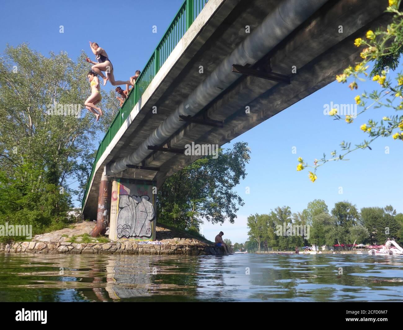 Wien / Vienna, girls jump into lake Alte Donau (Old Danube), bridge  Laberlsteg in 22. Donaustadt, Vienna, Austria Stock Photo - Alamy