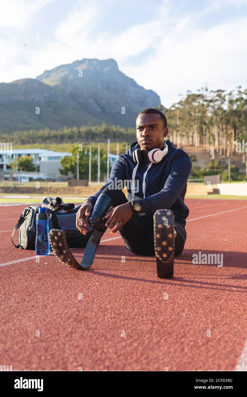 Male athlete wearing prosthetic leg on race track Stock Photo - Alamy