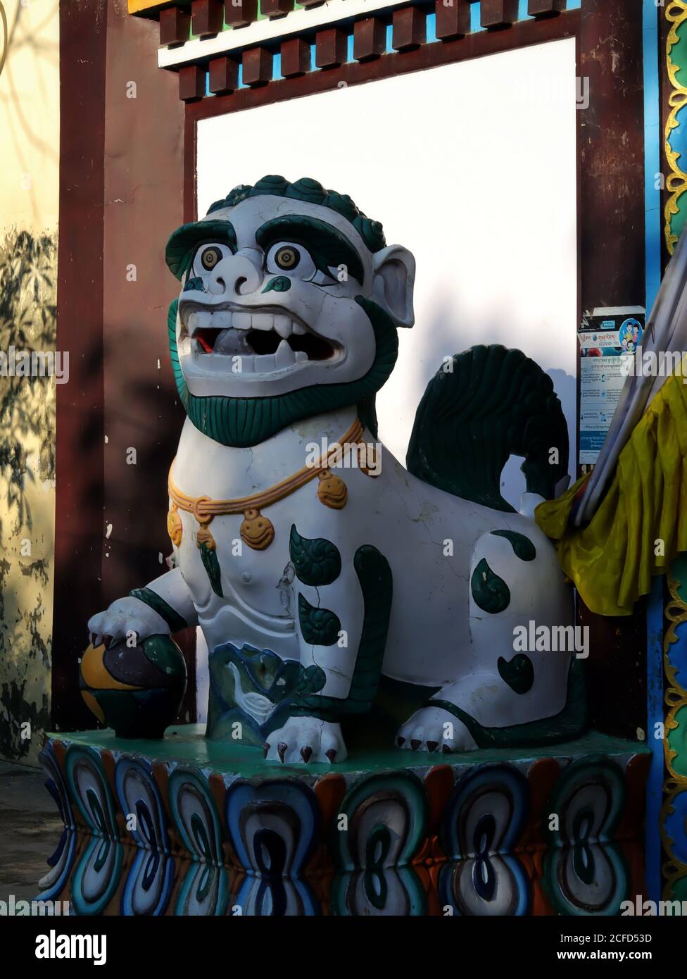 Bokeh shot of foo dog at the Budhha temple in Sarnath near Varanasi, India. Colourful images of chinese lion dog with selective focus and copy space. Stock Photo