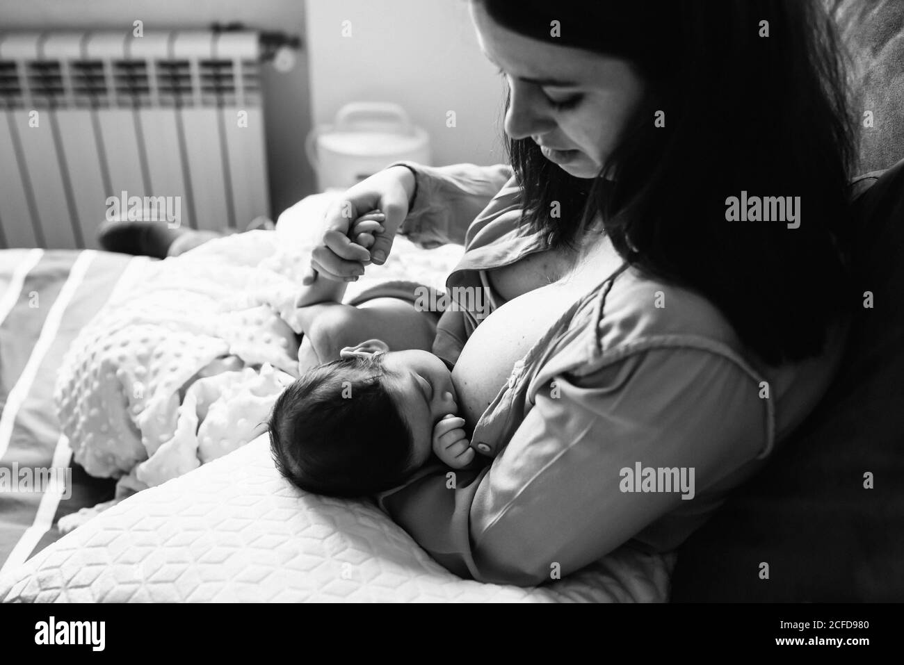 Woman breastfeeding blanket Black and White Stock Photos & Images Alamy