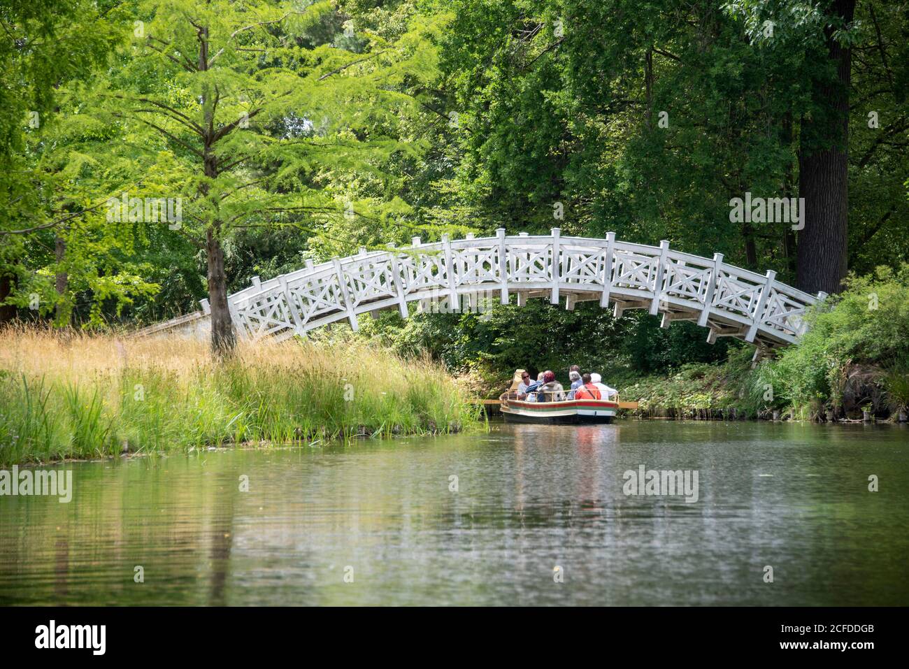 Germany, Saxony-Anhalt, Wörlitz, tourists ride gondolas through the canals of the Wörlitz Garden Realm, Unesco World Heritage. Stock Photo