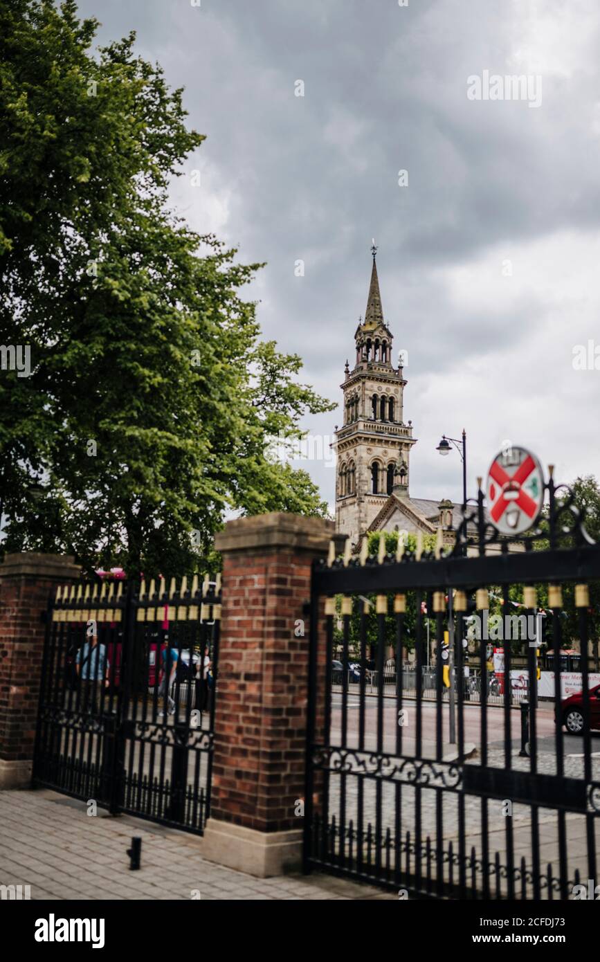 Queen's University gate overlooking Elmwood Hall, Belfast, Northern Ireland Stock Photo