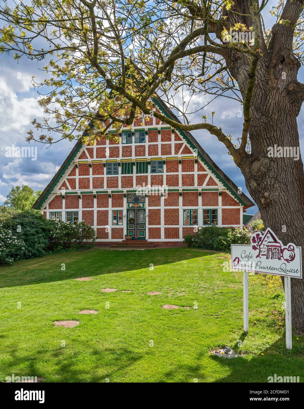 Germany, Hamburg - Neuenfelde, farmhouse on Nincoper Strasse In the Altes Land, Café Obsthof PuurtenQuast Stock Photo