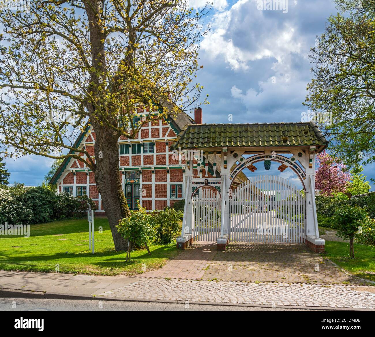 Germany, Hamburg - Neuenfelde, ceremonial gate in front of farmhouse on Nincoper Strasse In the Altes Land, Café Obsthof PuurtenQuast Stock Photo