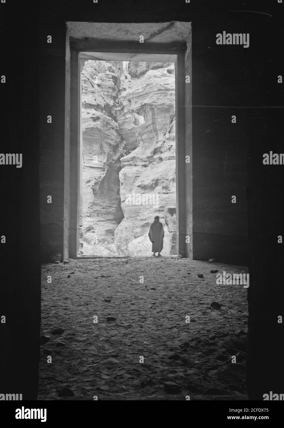 Petra entranceway Black and White Stock Photos & Images - Alamy