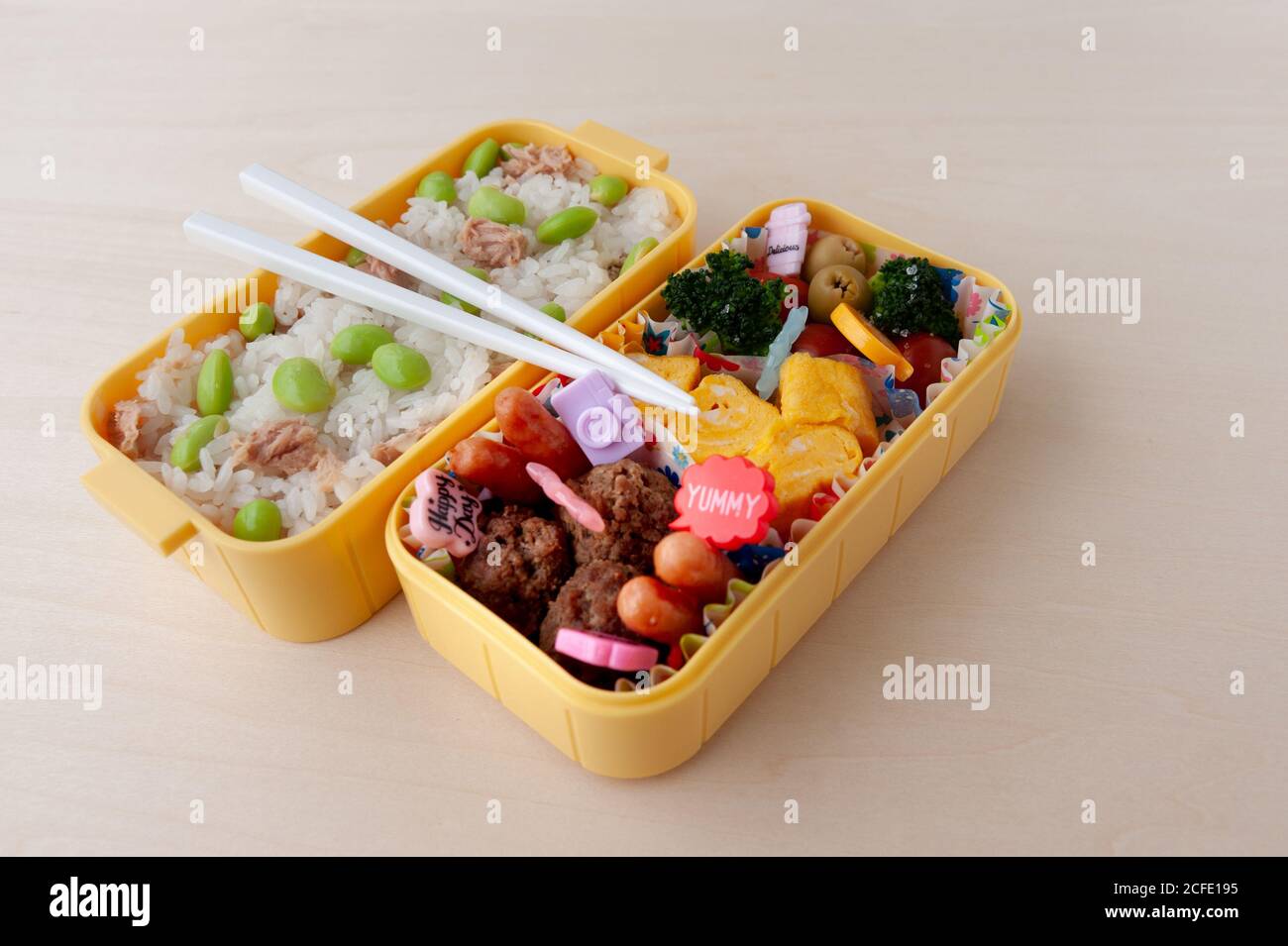 https://c8.alamy.com/comp/2CFE195/japanese-cuisine-traditional-homemade-bento-box-with-rice-meat-egg-fish-vegetables-and-grains-for-children-to-take-to-school-top-view-2CFE195.jpg