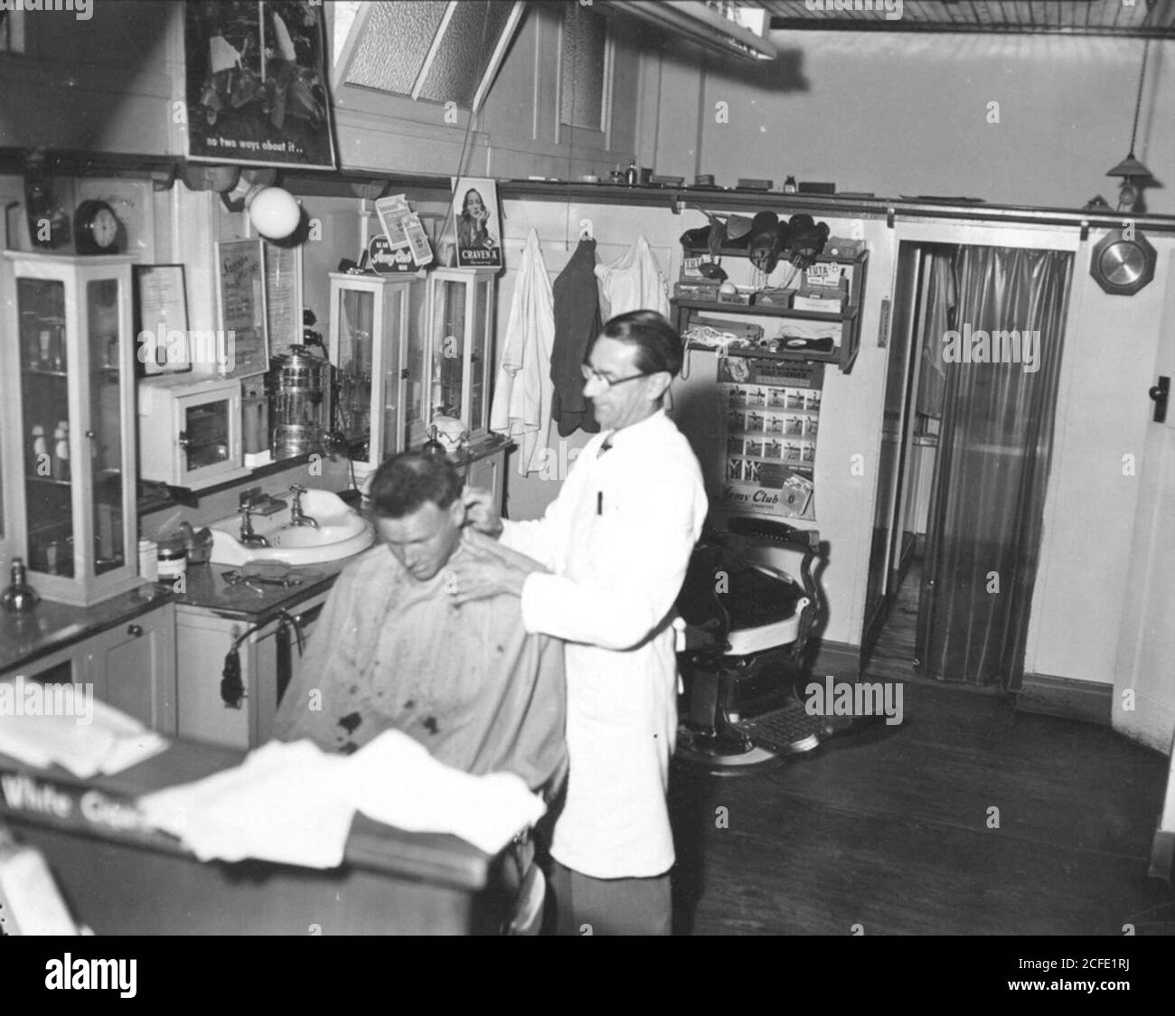 Hairdressing black and white hi-res stock photography and images - Alamy
