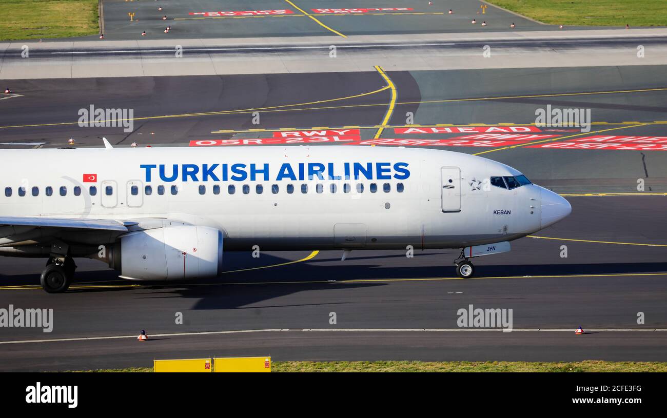 Turkish Airlines Boing 737-8F2 plane waits for departure at Düsseldorf International Airport, TC-JHV, Duesseldorf, North Rhine-Westphalia, Germany Stock Photo