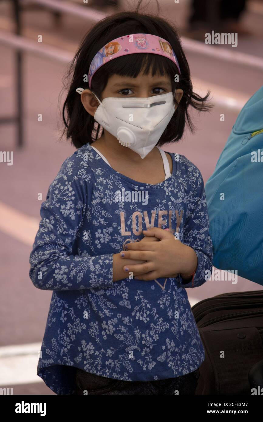 Child wearing face mask hi-res stock photography and images - Alamy