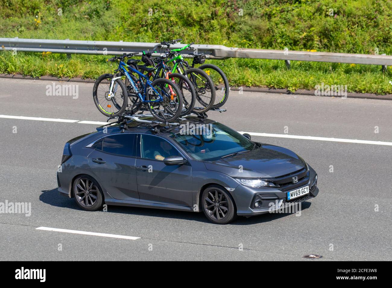 Roof fitting bike carriers hi res stock photography and images Alamy