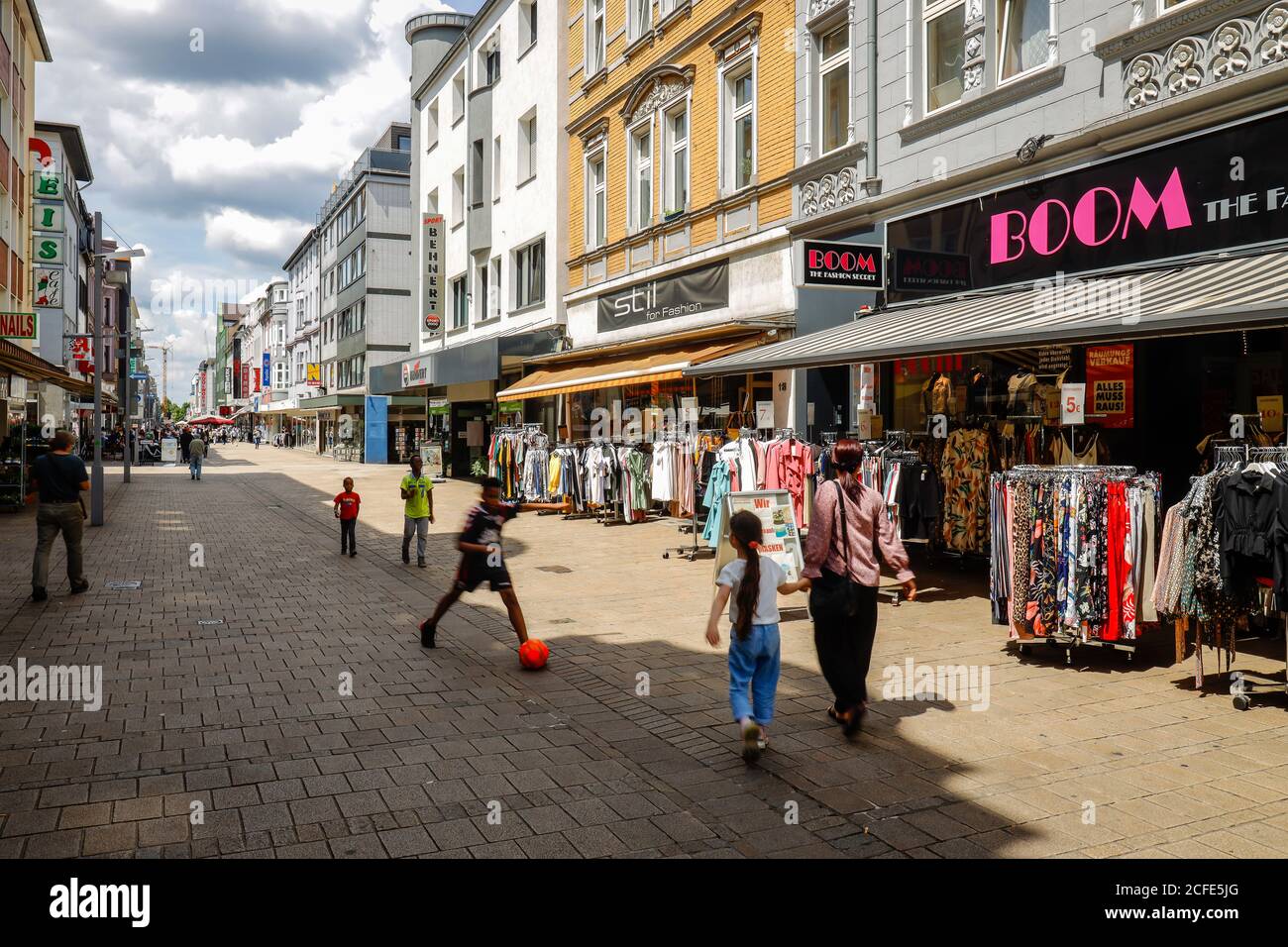 Passers-by at the fashion store on Marktstrasse, pedestrian zone and shopping street, Oberhausen, Ruhr area, North Rhine-Westphalia, Germany Stock Photo