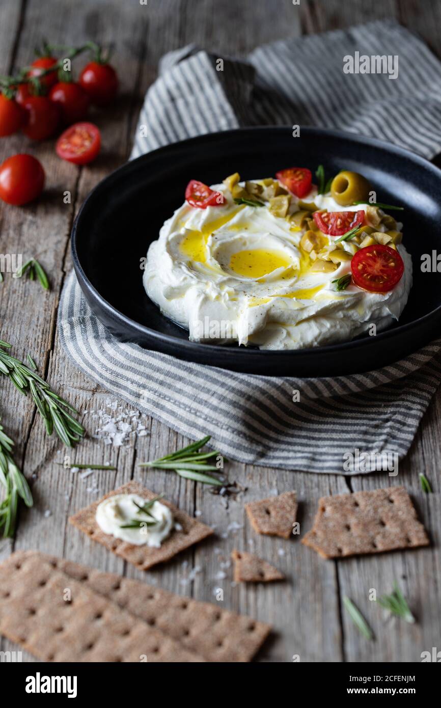 [تصویر:  crunchy-crackers-and-rosemary-placed-on-...CFENJM.jpg]