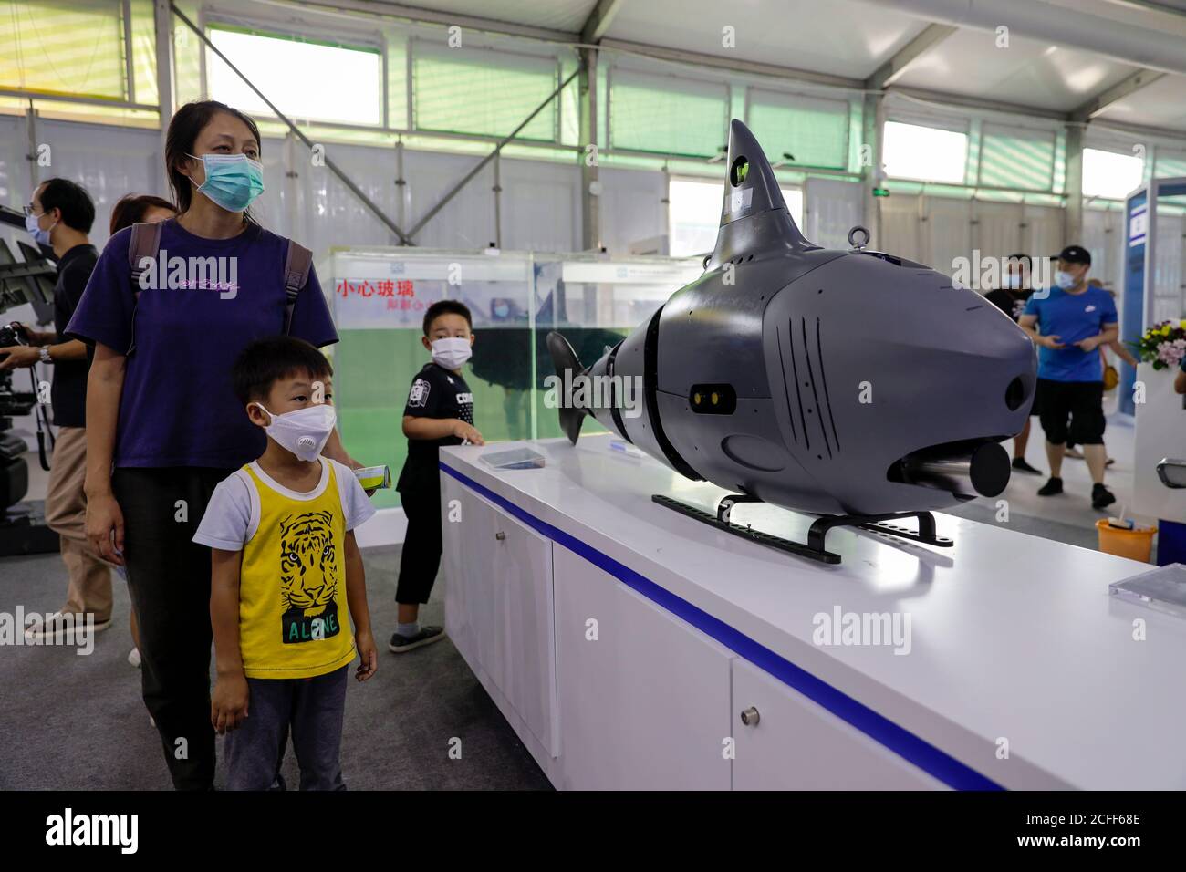200905) -- BEIJING, Sept. 5, 2020 (Xinhua) -- People watch a bionic fish  named ROBO-SHARK 1850A in the service robots exhibition area of the 2020  China International Fair for Trade in Services (