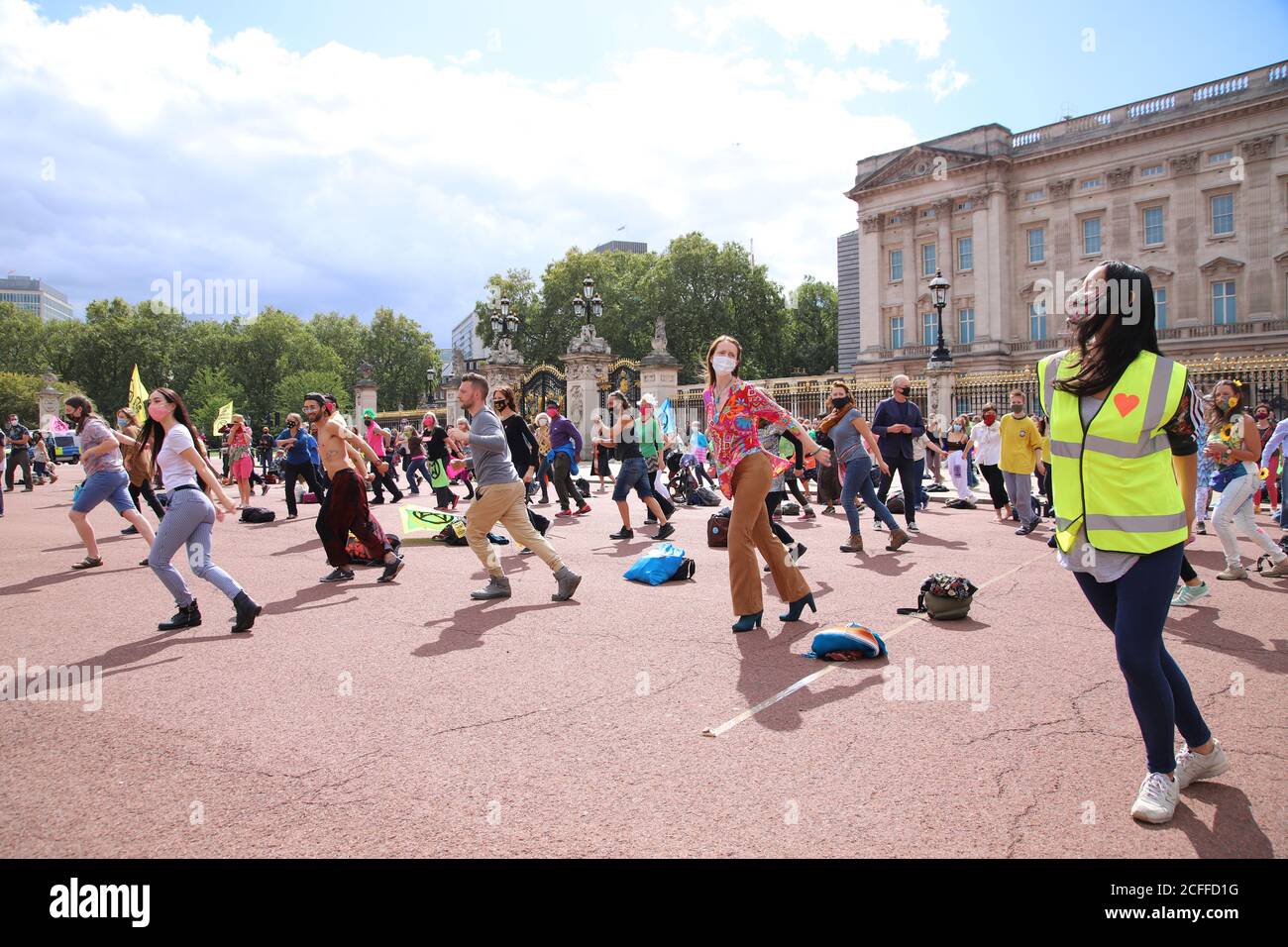 Extinction rebellion activists outside Buckingham Palace in London hold a discobedience dance off, 5th September 2020. Protestors including children and families dance and have fun Stock Photo