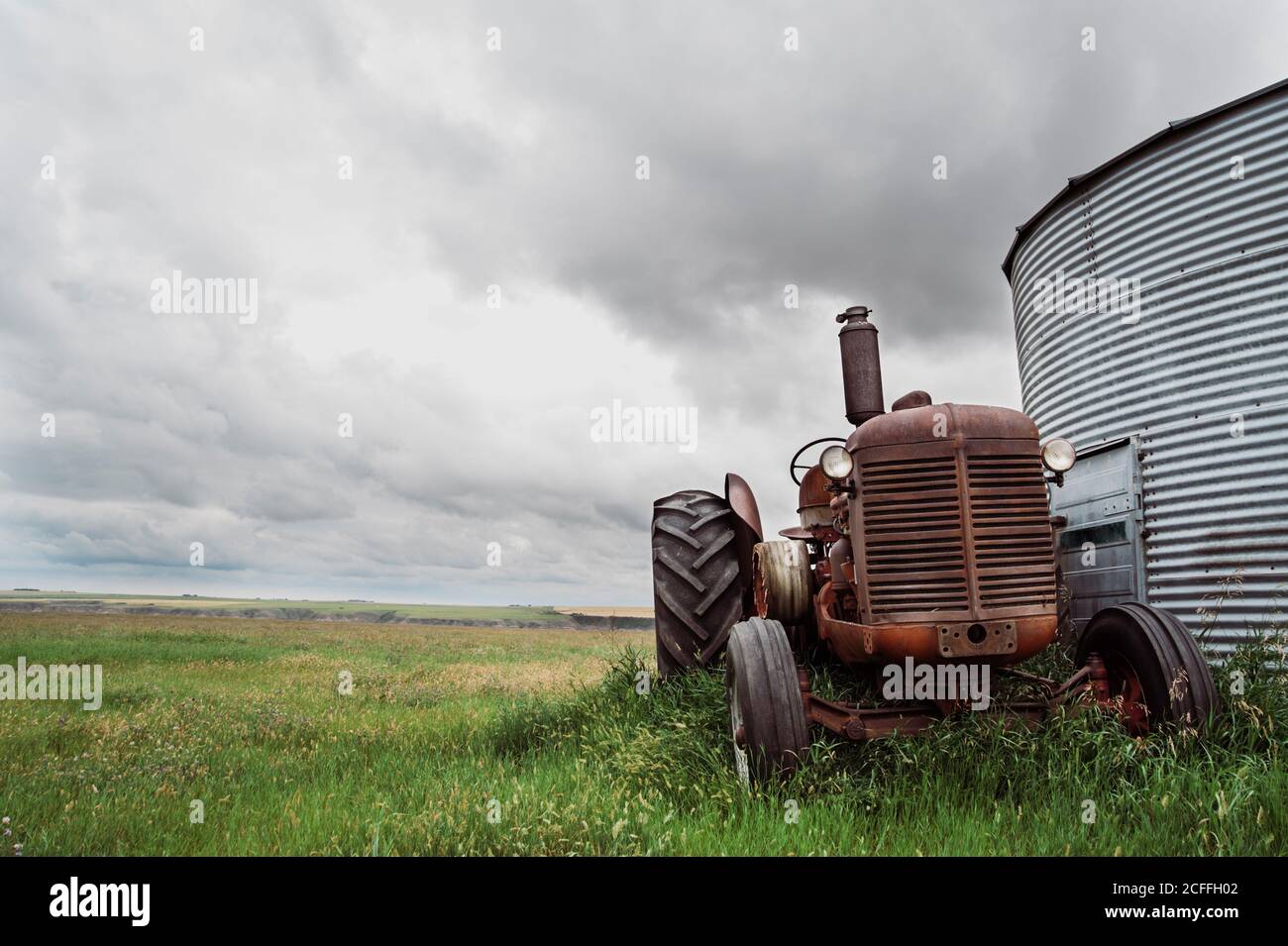 Tractor parked in barn hi-res stock photography and images - Alamy