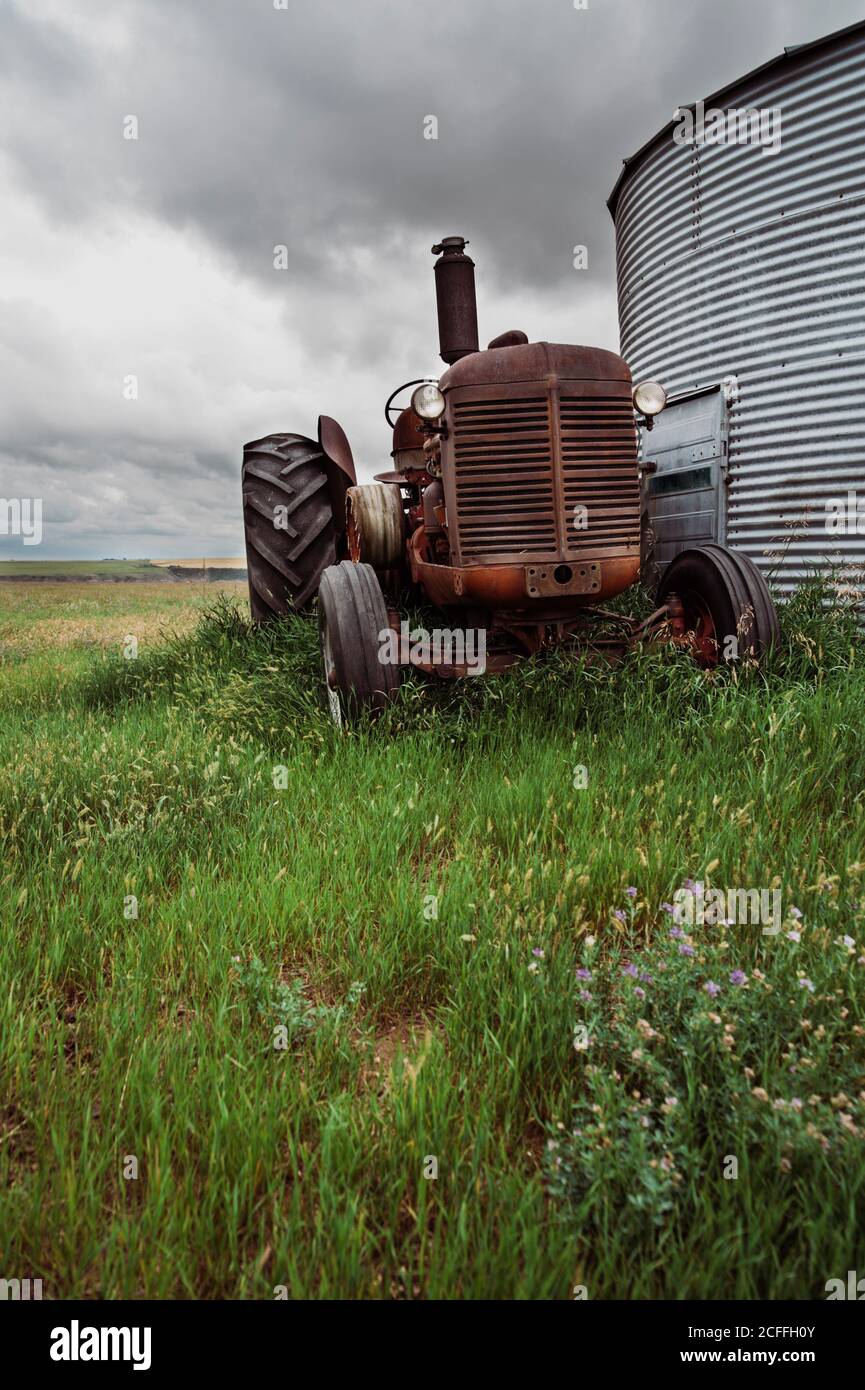 Tractor parked in barn hi-res stock photography and images - Alamy