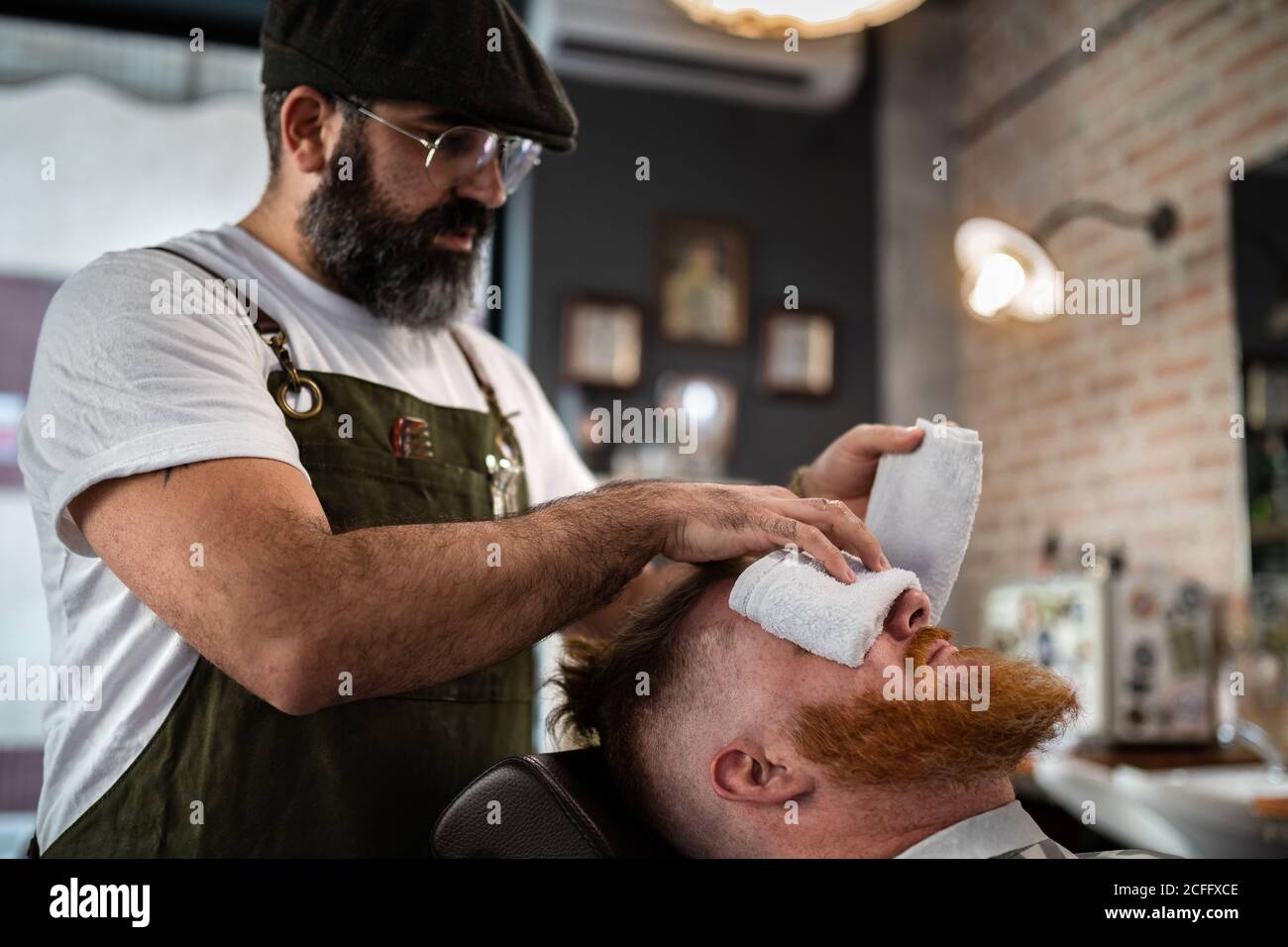 【美品】写真でみる医療マッサージ BEARD'S MASSAGE Barber doing facial massage hi-res stock photography and images