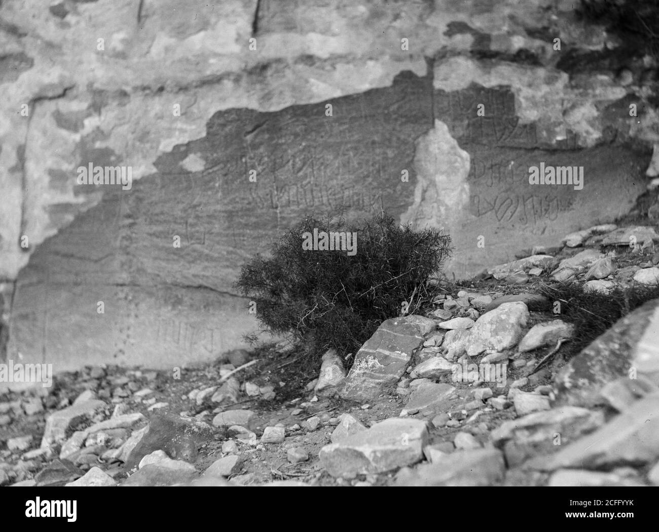 Petra Inscriptions Nabatean inscription hi-res stock photography and images - Alamy