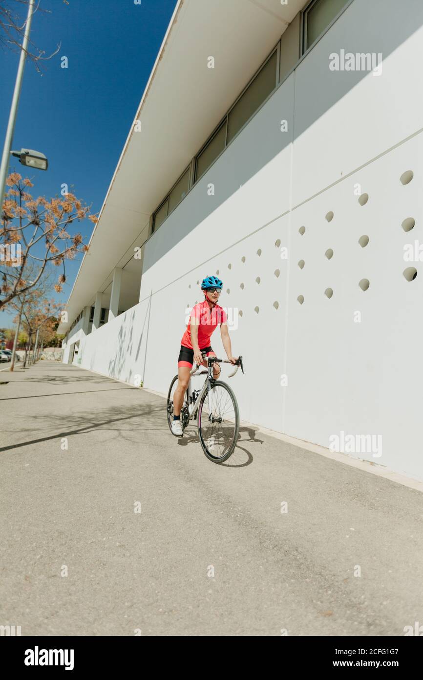 Lady on bike hi res stock photography and images Page 13 Alamy
