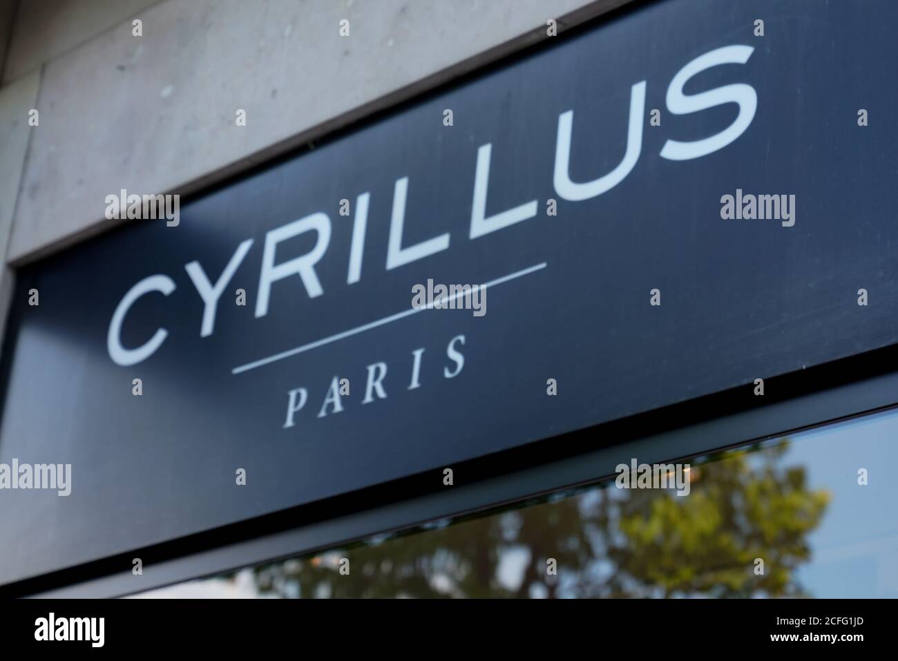 Bordeaux , Aquitaine / France - 09 01 2020 : cyrillus paris logo and text  sign front of store of Men clothing shop brand Stock Photo - Alamy
