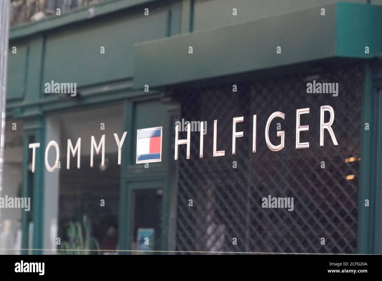 Bordeaux , Aquitaine / France - 09 01 2020 : tommy Hilfiger sign flag and  text logo store front of American clothing company fashion men shop Stock  Photo - Alamy