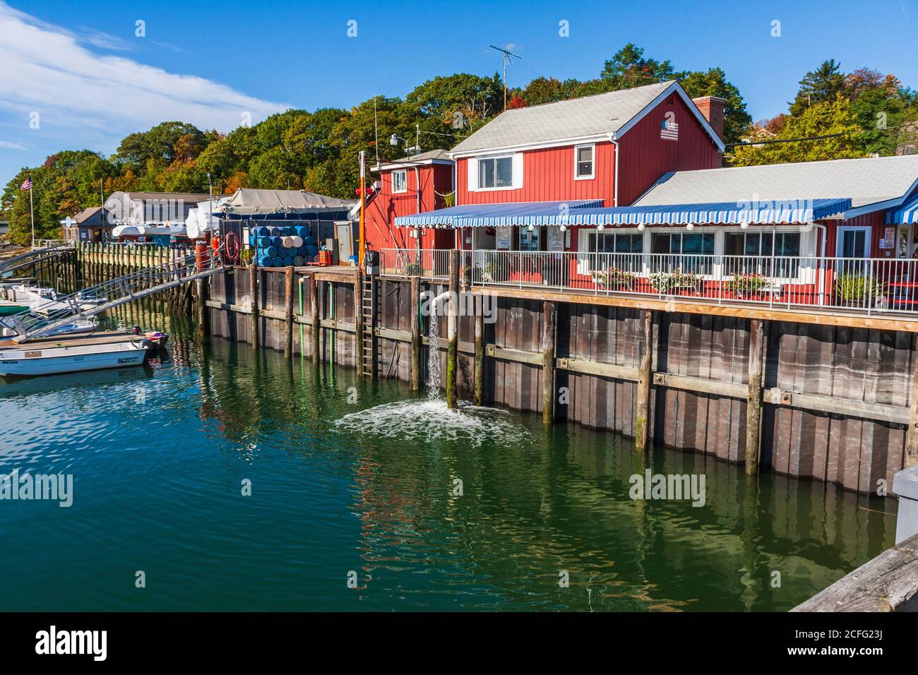 Freeport Town Wharf area at South Freeport harbor, South Freeport, Maine. Harraseeket Lunch and Lobster restaurant in Harraseeket Historic District. Stock Photo