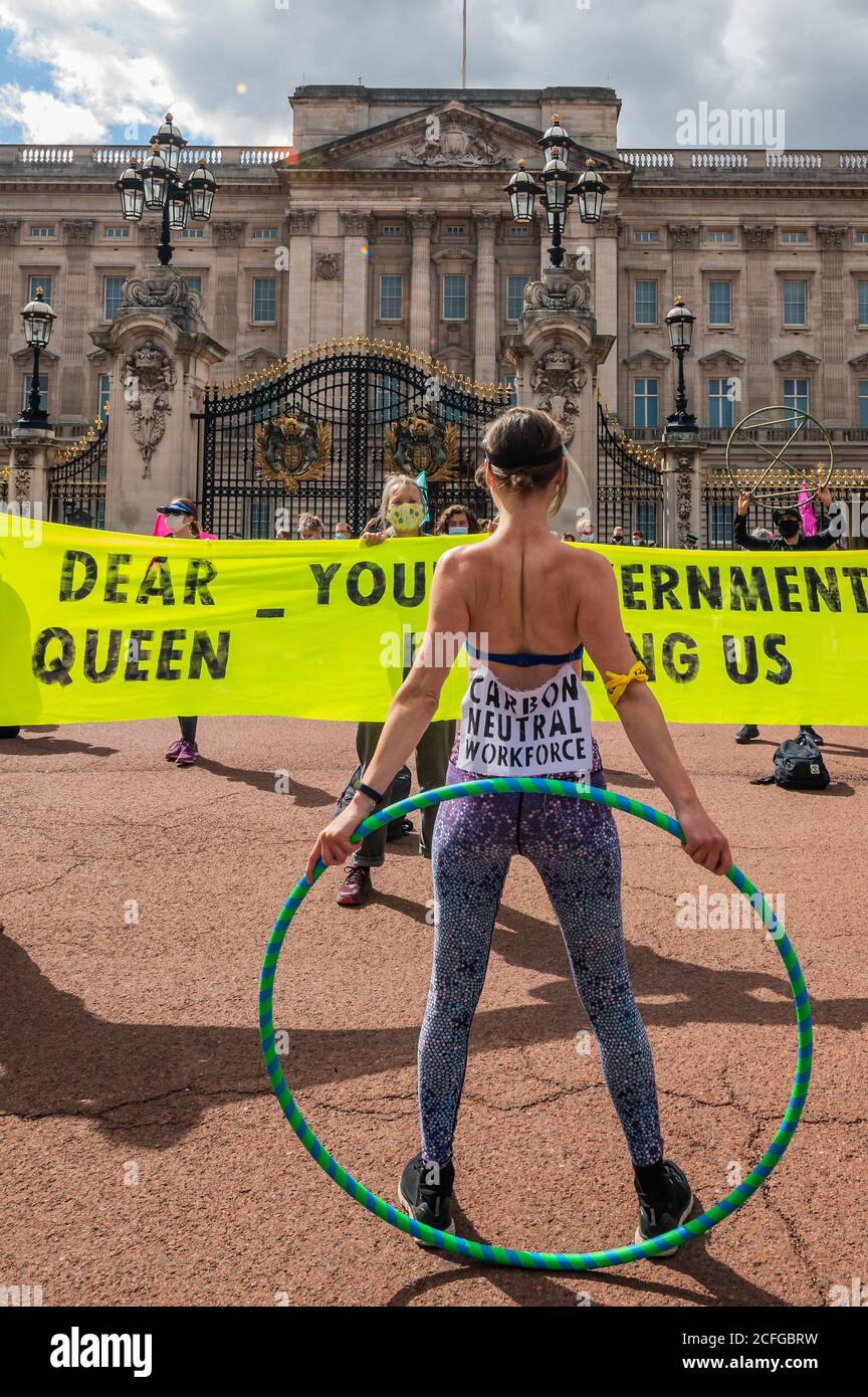 London, UK. 05th Sep, 2020. Extinction Rebellion 'Civil Discobedience' dancing outside Buckingham Palace - asking the Queen to help as her 'government is failing us'. The eased 'lockdown' continues for the Coronavirus (Covid 19) outbreak in London. Credit: Guy Bell/Alamy Live News Stock Photo