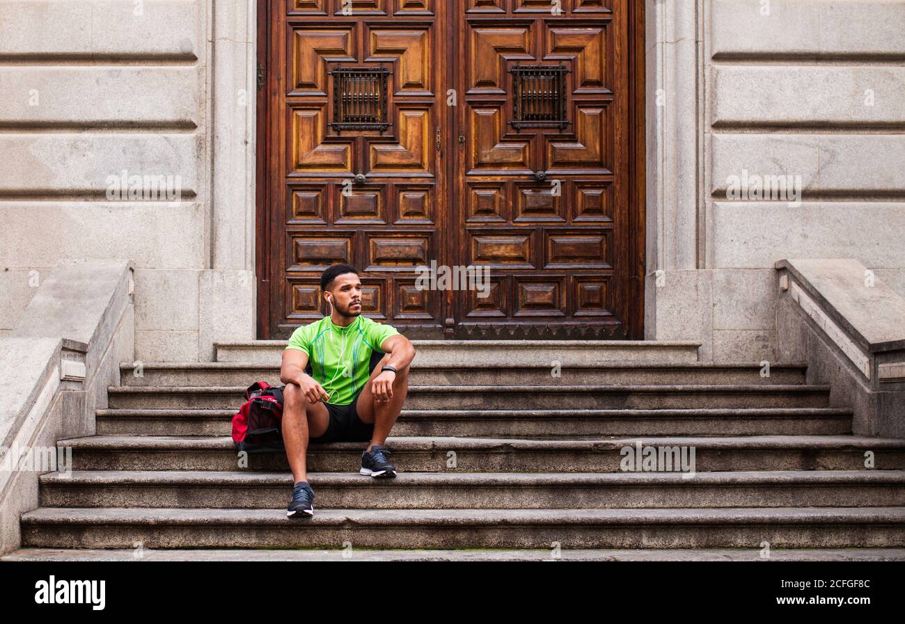 People sitting on stairs hi-res stock photography and images - Alamy