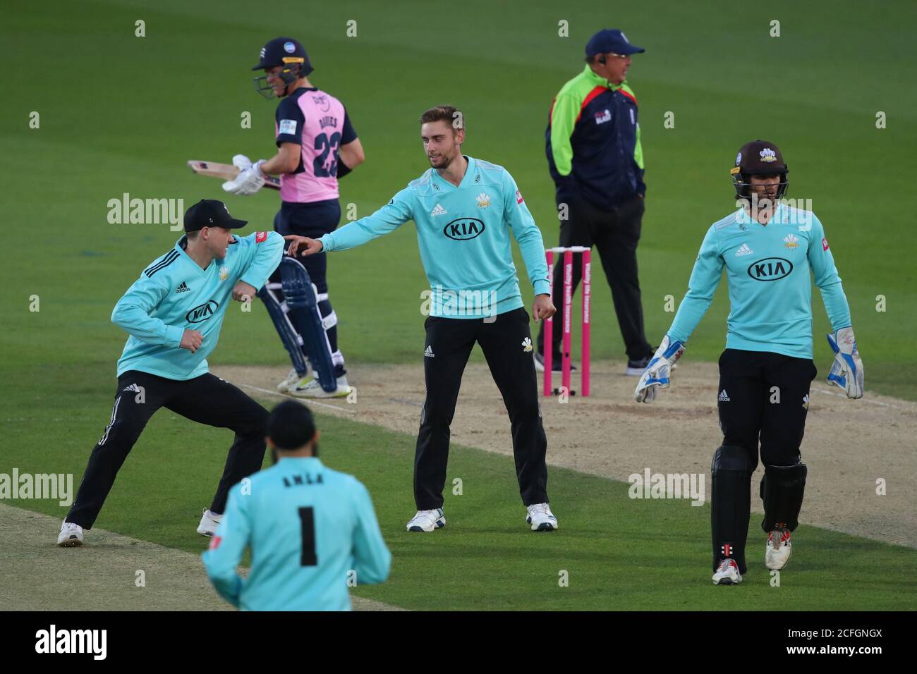 London, UK. 05th Sep, 2020. LONDON, ENGLAND. SEPTEMBER 05 2020: Will Jacks and Gareth Batty of Surrey celebrate taking the wicket of Max Holden of Middlesex during the Vitality Blast T20 match between Surrey and Middlesex, at The Kia Oval, Kennington, London, England. On the 5th September 2020. (Photo by Mitchell Gunn/ESPA-Images) Credit: European Sports Photo Agency/Alamy Live News Stock Photo