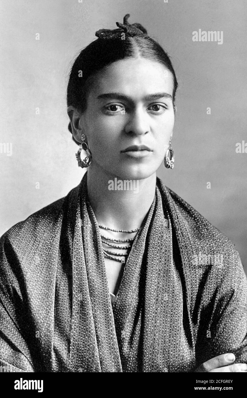 1932 , MEXICO : The  celebrated mexican woman painter   FRIDA KAHLO ( 1907 - 1954 ) .  Photo by his father GUILLERMO KAHLO ( 1871 - 1941 ). - ARTS - ARTE - PITTURA - PITTORE - PITTRICE - artist - artista - portrait - ritratto  - GAY - LGBT - orecchini d'oro - golden eardrops - collana - necklace ---  Archivio GBB Stock Photo