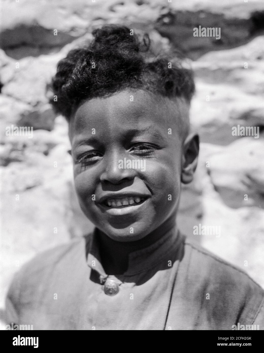 1930s AFRICAN-AMERICAN BOY LOOKING AT CAMERA GREAT DEPRESSION ERA PORTRAIT - n937 HAR001 HARS AFRICAN AMERICANS Stock Photo