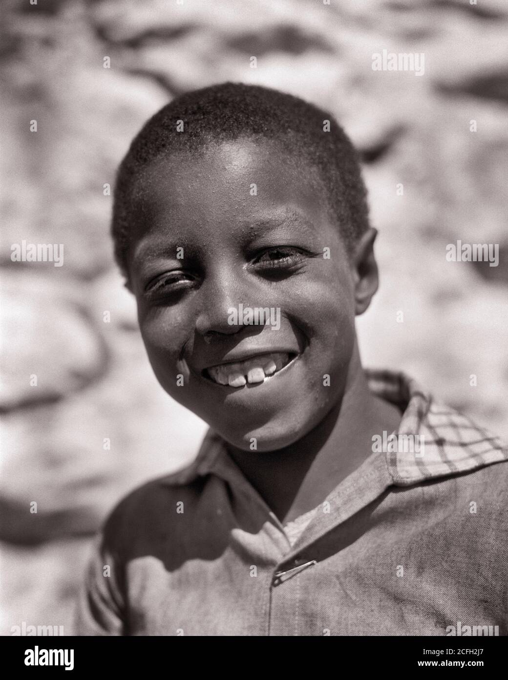 1930s AFRICAN-AMERICAN BOY LOOKING AT CAMERA GREAT DEPRESSION ERA PORTRAIT - n940 HAR001 HARS NORTH AMERICA EYE CONTACT NORTH AMERICAN DREAMS HAPPINESS WELLNESS HEAD AND SHOULDERS CHEERFUL AFRICAN-AMERICANS AFRICAN-AMERICAN BLACK ETHNICITY PRIDE SMILES SOUTHERN CONCEPTUAL JOYFUL SOUTHEASTERN DISADVANTAGED JUVENILES BLACK AND WHITE ERA HAR001 OLD FASHIONED AFRICAN AMERICANS Stock Photo