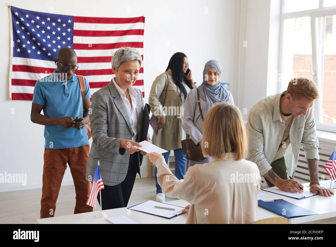 Register Everyone People registering hi-res stock photography and images - Alamy