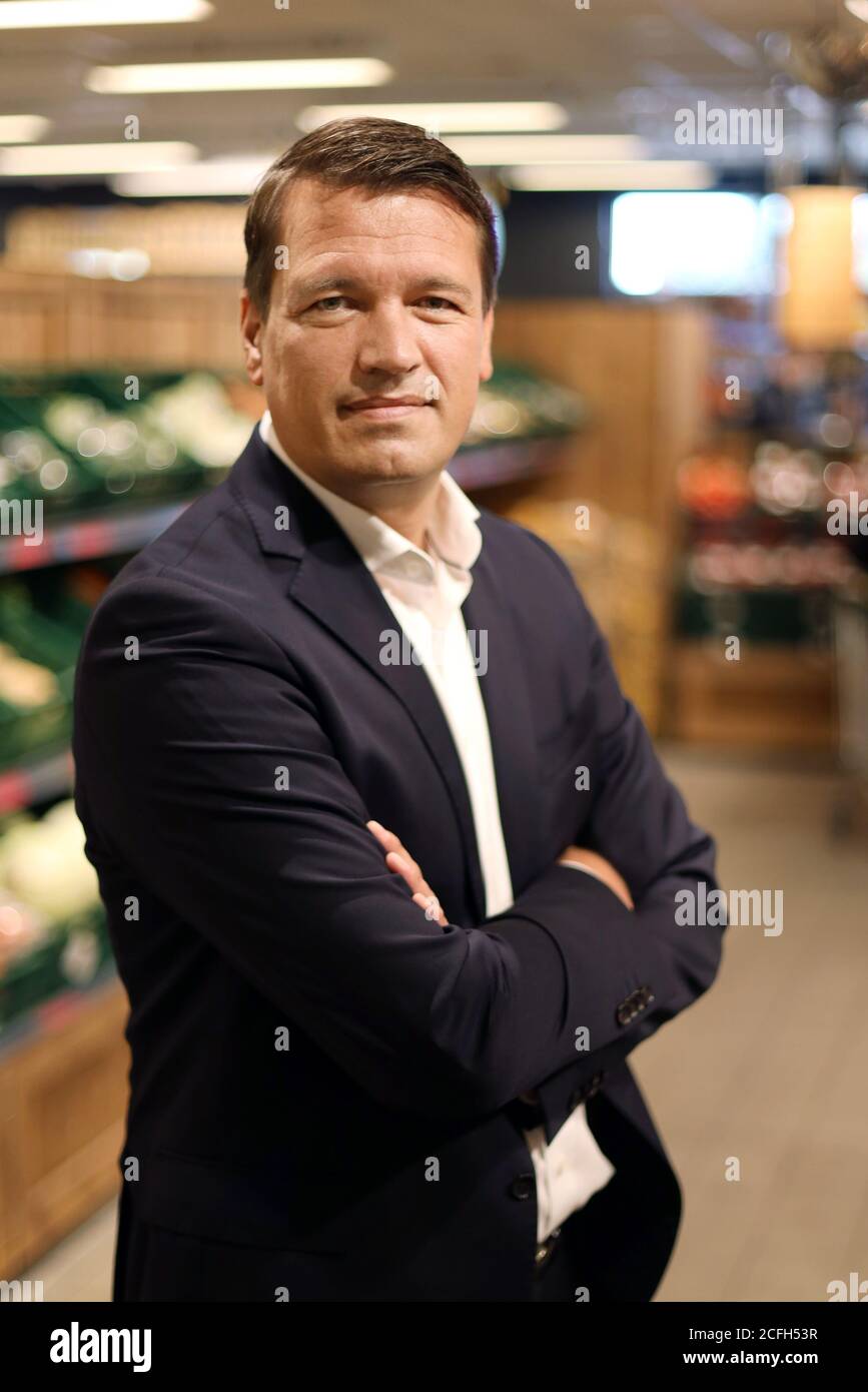 03 September 2020, Mecklenburg-Western Pomerania, Malchin: Managing Director Ingo Panknin of the retail chain Netto ApS & Co. KG is located in a Netto branch in Malchin. The first branch opened 30 years ago in Vorpommern. In the meantime, the company is one of the largest in northeastern Germany with around 6000 employees. So far, the discounter has been represented 112 times in Mecklenburg-Western Pomerania alone, 143 times in Berlin and Brandenburg as well as in Saxony, Saxony-Anhalt, Lower Saxony, Hamburg and Schleswig-Holstein. (to dpa 'Only MV retail chain wants to grow - Corona crisis br Stock Photo