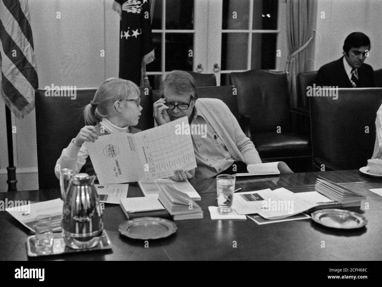 Amy Carter and Jimmy Carter participate in a speed reading course at the White House. ca.  22 February 1977 Stock Photo
